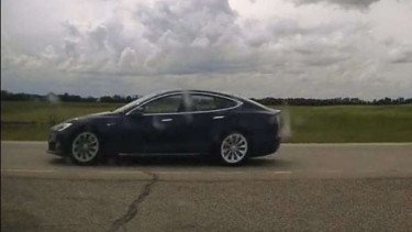 Pengemudi Tesla Model S tertidur saat berkendara