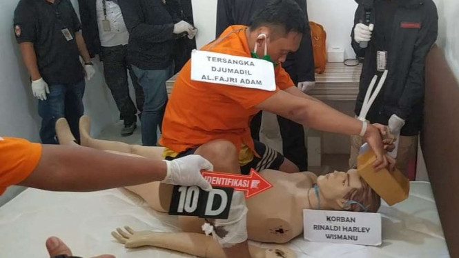 Rekonstruksi pembunuhan dan mutilasi Rinaldi.