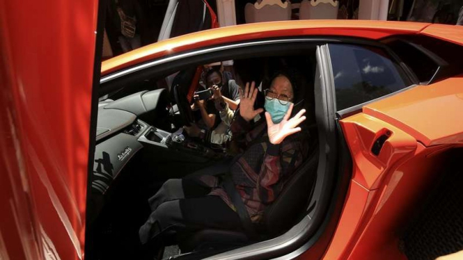Wali Kota Surabaya Tri Rismaharini saat diajak menjajal mobil Lamborghini