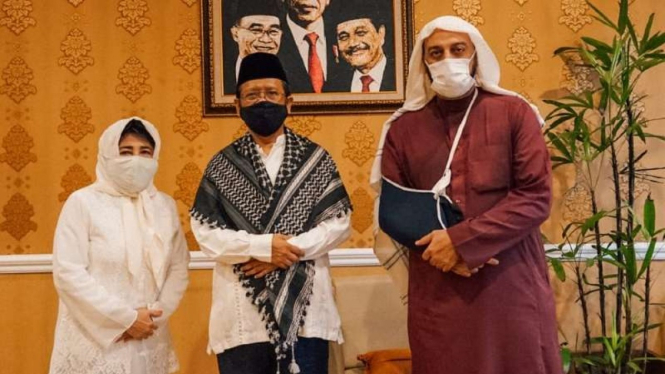 Penceramah kondang Syekh Ali Jaber (kanan) berkunjung ke rumah Menteri Koordinator Bidang Politik, Hukum dan Keamanan Mahfud Md di Jakarta pada Minggu sore, 20 September 2020.