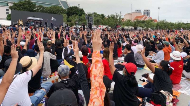 Aksi demonstrasi prodemokrasi di Thailand menantang monarki