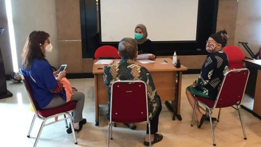 Nasabah KSP Indosurya mencairkan dana