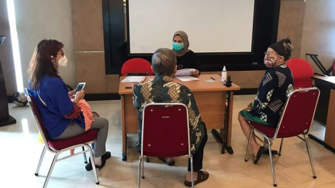 Nasabah KSP Indosurya mencairkan dana