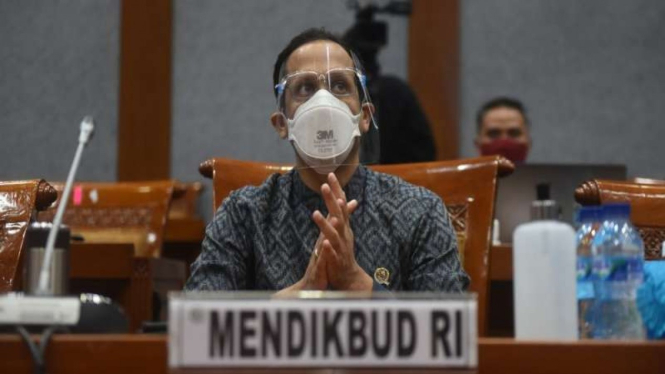 Mendikbud Nadiem Makarim mengikuti rapat kerja dengan Komisi X DPR.