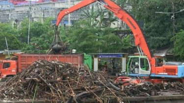 Sejumlah alat berat dan truk dikerahkan untuk membersihkan timbunan sampah di Pintu Air Manggarai, Jakarta Pusat, pada Selasa pagi, 22 September 2020.