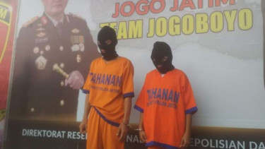 Suami-istri tersangka pembunuhan di Pasuruan dan barang bukti dibeberkan polisi di Markas Polda Jatim di Surabaya pada Selasa, 22 September 2020.