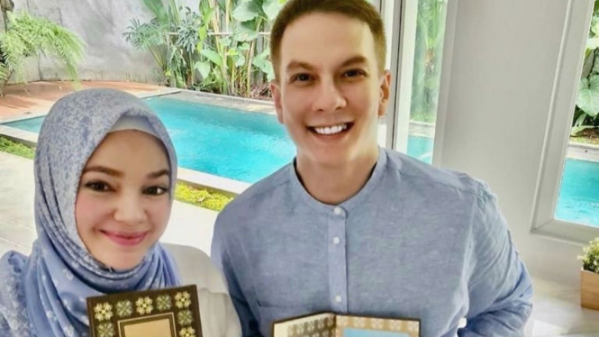 Bertrand Antolin dan Dewi Sandra wakaf Alquran.