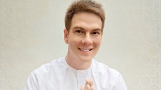 Bertrand Antolin Wakaf Ribuan Al-Quran, Netizen Berdebat soal Agamanya