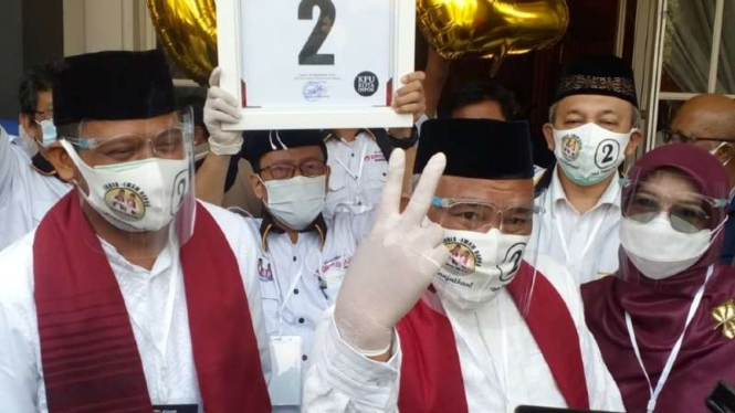 Calon petahana wali kota Depok, Mohammad Idris, bersama kandidat wakilnya, Imam Budi Hartono, usai pengundian nomor dan penetapan pasangan kandidat pilkada pada Kamis, 24 September 2020.