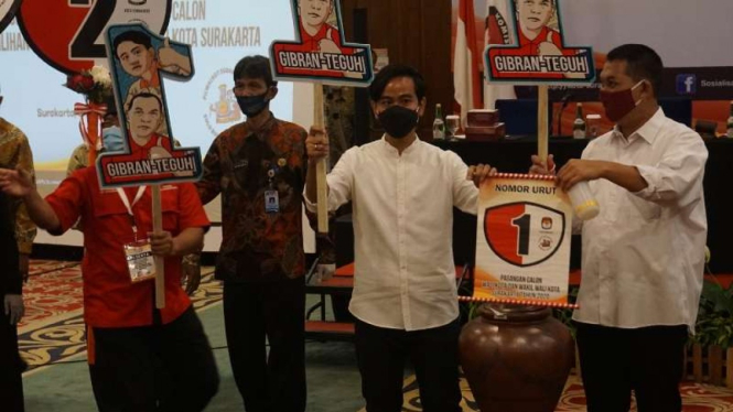 Dua pasang calon wali kota dan wakil wali kota Solo usai pengundian nomor urut dalam rapat pleno KPU Kota Solo pada Kamis, 24 September 2020.