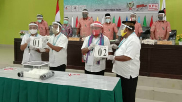 Paslon petahana Pilkada Teluk Bintuni Petrus Kasihiw-Matret Kokop nomor urut 02.