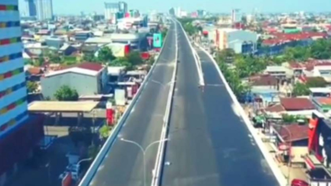 Jalan Tol Layang A.P Pettarani di Makassar, Sulawesi Selatan.