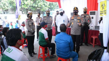 Sopir dan kernet bus melakukan rapid test massal