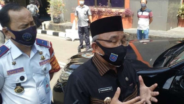 Wali Kota Depok Mohammad Idris (kanan)