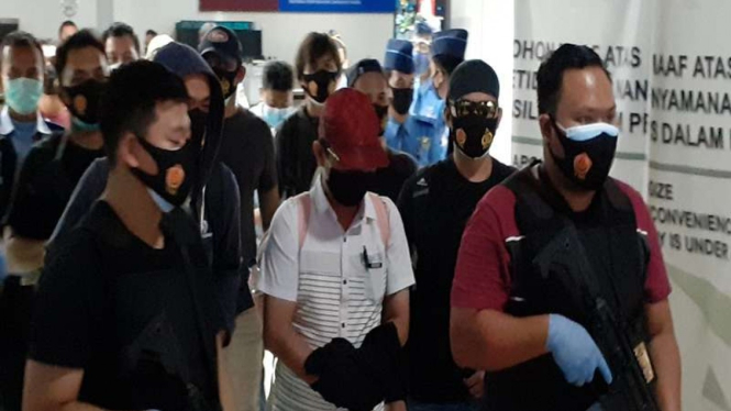 Pelaku pencabulan rapid test di Bandara Soekarno-Hatta berhasil ditangkap (tengah).
