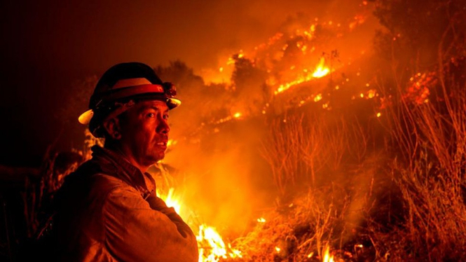 Keberadaan pemadam kebakaran sangat dibutuhkan akibat skala dan luasnya kebakaran hutan di California.-Getty Images