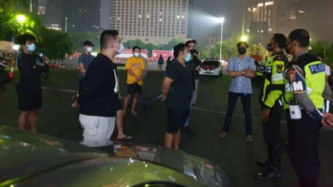 Polisi tangkap belasan pemuda yang hendak balap liar di Senayan.