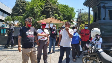 Massa pengadang peserta silaturrahim KAMI di Surabaya. 