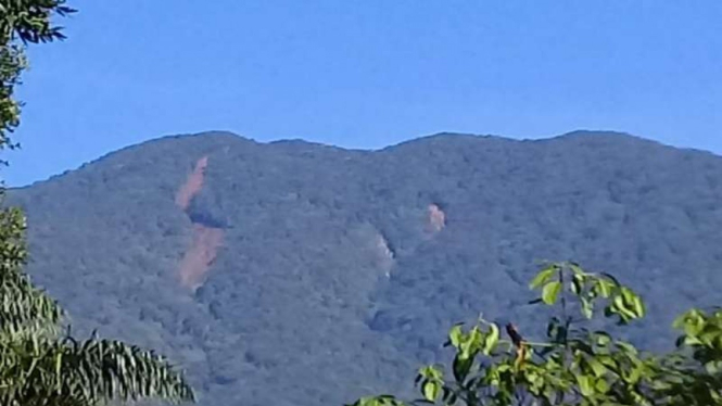 Penampakan Gunung Salak terbelah 