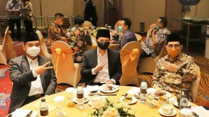  Foto Emil Dardak mengacungkan salam dua jari.