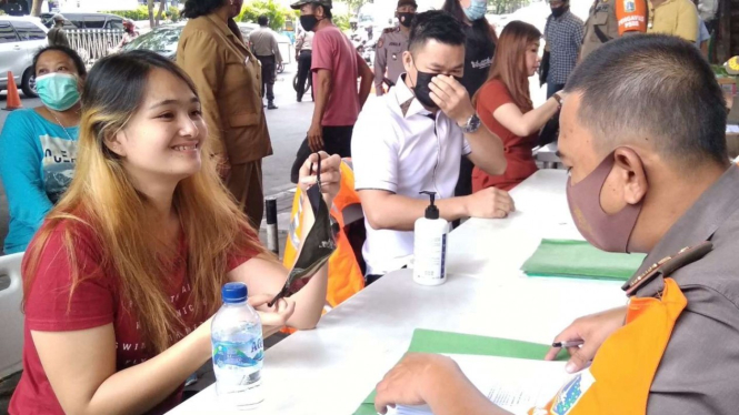 Petugas saat melakukan Operasi Yustisi di Tanah Abang, Jakarta Pusat.