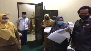 Bawaslu Bangka Tengah melakukan pengecekan rumah dinas bupati.