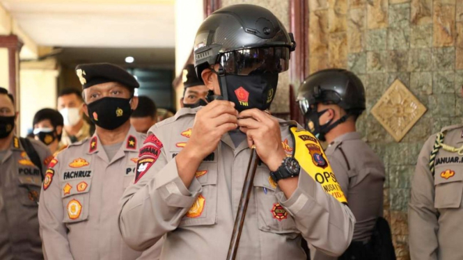 Kabaharkam Polri, Komjen Pol Agus Andrianto menggenakan helm smart kc weareble.