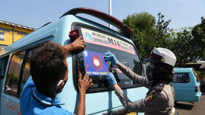Pemasangan stiker kampanye penggunaan masker