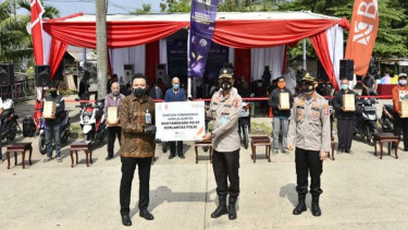Pengemudi ojek pangkalan terima bantuan sembako dan rapid test
