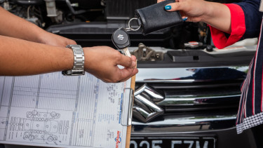 Ilustrasi jual beli mobil