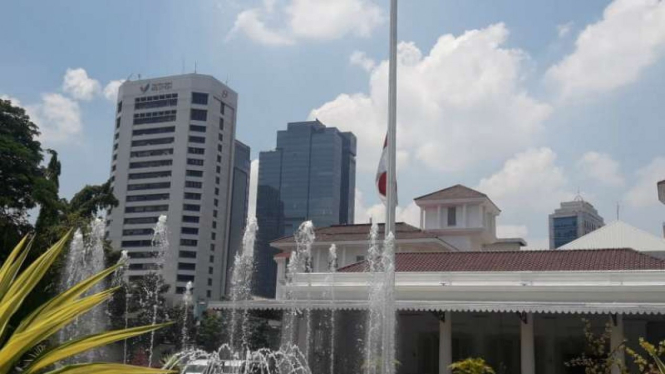 Kantor Gubernur DKI Anies Baswedan di Balai Kota pasang bendera setengah tiang, 30 September 2020.