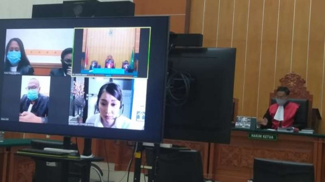 Persidangan secara online kasus penyalahgunaan psikotropika dengan terdakwa Lucinta Luna di Pengadilan Negeri Jakarta Barat pada Rabu, 30 September 2020.