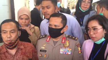 Irjen Pol Napoleon Bonaparte (tengah) di praperadilan.