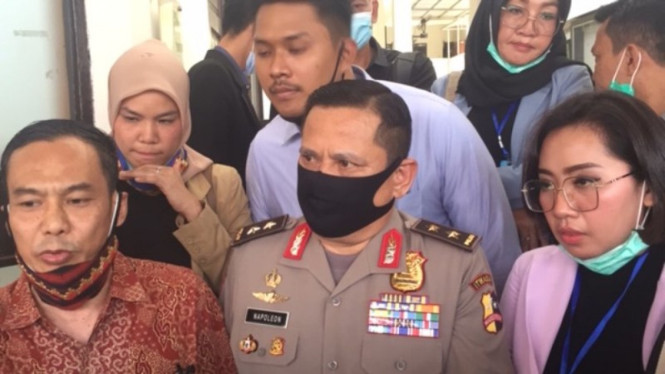Irjen Pol Napoleon Bonaparte (tengah) di praperadilan.