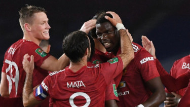 Para pemain Manchester United rayakan gol spektakuler Paul Pogba
