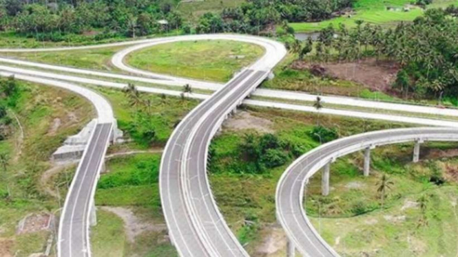 Jalan Tol Manado-Bitung di Sulawesi Utara, yang digarap PT PP.