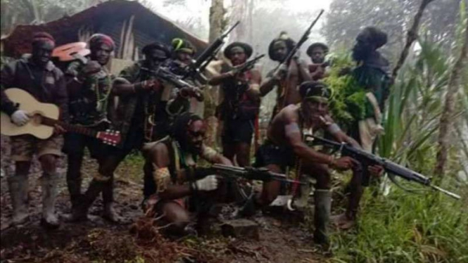 VIVA Militer: TPNPB pamer senjata.