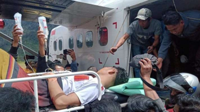 Korban penembakan Kelompok Kriminal Bersenjata (KKB) ditandu menaiki pesawat saat evakuasi di Intan Jaya, Papua, Senin (14/9/2020). 