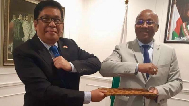 Kuasa Tetap RI (Kutap RI) untuk Republik Madagaskar Benny YP Siahaan dan Menteri Luar Negeri Madagaskar Tehindranazarivelo Djacoba saat bertemu di Kementerian Luar Negeri Madagaskar di Ibu Kota Antananarivo Kamis, 1 Oktober 2020. 
