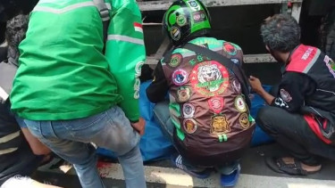Hendak menyalip angkutan, ibu tiga anak meninggal terlindas truk