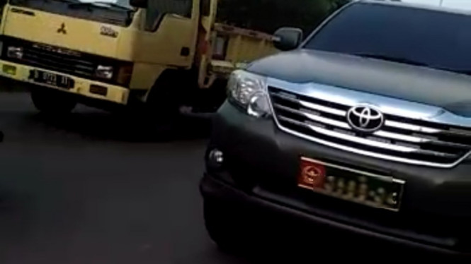 Viral, warga sipil memakai mobil dinas Jenderal TNI