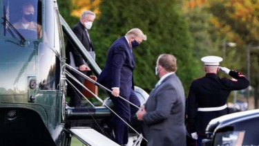 VIVA Militer: Presiden AS Donald Trump Turun dari Helikopter Marine One