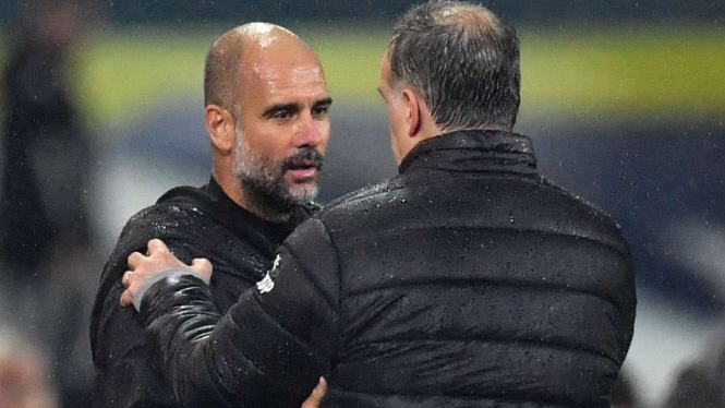 Pep Guardiola dan Marcelo Bielsa usai laga Leeds United vs ManCity