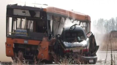 Sedan dengan kecepatan 208km/jam tabrak bus kota.