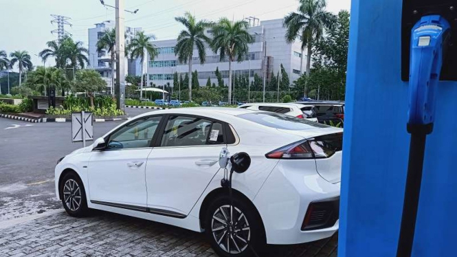Ilustrasi pengecasan mobil listrik Hyundai Ioniq