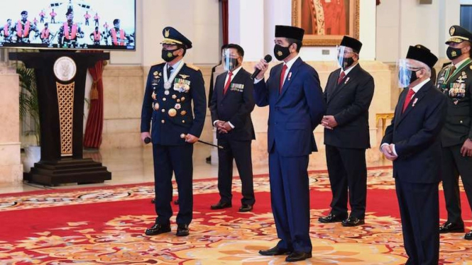 Presiden Joko Widodo (ketiga kiri) didampingi Wakil Presiden Ma'ruf Amin (kedua kanan), Menteri Pertahanan Prabowo Subianto (ketiga kanan), Kepala Staf Kepresidenan Moeldoko (kedua kiri), dan Panglima TNI Marsekal TNI Hadi Tjahjanto (kiri). 