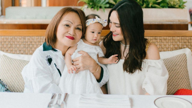Shandy Aulia dan sang ibunda dan buah hatinya.