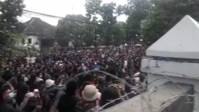 Mahasiswa di Bandung melakukan aksi demo menolak UU Omnibus Law Cipta Kerja