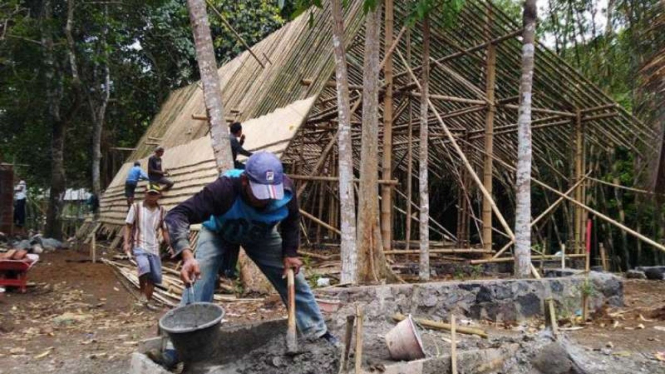 Sejumlah tukang mengerjakan calon wahana wisata edukasi di Magelang, Jateng.