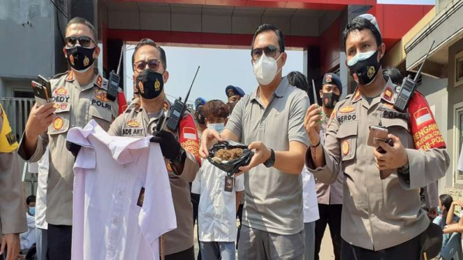 Polisi mengamankan remaja yang ingin demo dan barang bukti ketapel dan tembakau gorila